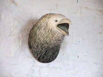 Kuvanveistäjä Tiia Matikaisen työ Paleface