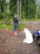 Tiedottaja koiransa kanssa