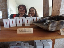 Selfie tiedotussihteeri-Kirsistä ja puheenjohtaja-Sannasta.