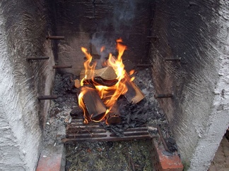 Koska aurinko ei juurikaan paitanut niin lämpöä saatiin tunnelmallisesti nuotiosta.