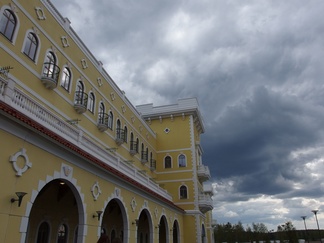 Tässä kuvaa uudesta julkisivustalla, jolla tehtiin laajennusosa kyläkauppaan. Tämän laajennus osan myötä Tuuri nousi 16 vuoden jälkeen Stockmannin ohi isoimmaksi kaupaksi.