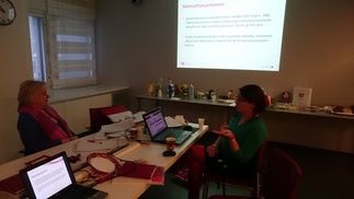 Eija ja Sanna kokouksen tohinassa