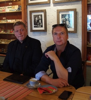 Tässä kaksi komeaa rahamiestä. Ehkä kuitenkin ammattiosaston taloudenhoitajalla on pikkuisen pienemmät rahat pyöriteltävinä.