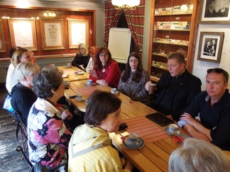 Vesa tarjosi meille kahvit ja pullat. Tapaaminen oli todella rento ja mielenkiintoinen.