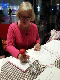 Sihteerin kynäsauhuaa niin ettei kamera pysy mukana