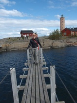 Saarelta toiselle vievä riippusilta aiheutti paljon pelosta kankeita jalkoja.