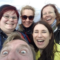 Ryhmä Selfie majakan huipulta. Vasemalta Tiedotussihteeri Kirsi, Hallituksen jäsen Taina, Sos-tessin luottamusmies Soile, puheenjohtaja Sanna ja taloudenhoitaja Taisto